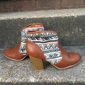 Qupid Booties size 8, brown with cute pattern